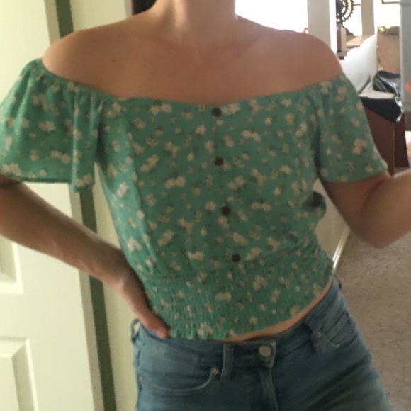 Off-shoulder Springy Green Top - Picture 3 of 4